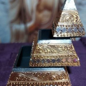 Pirámide joyero dorada – Diseño con compartimento oculto